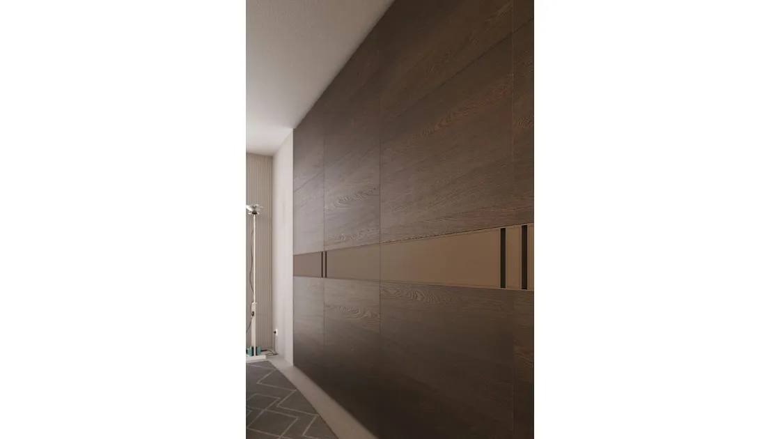 Armadio Cover Wood con ante scorrevoli in Rovere con fascia centrale rivestita in cuoio di Mobilform